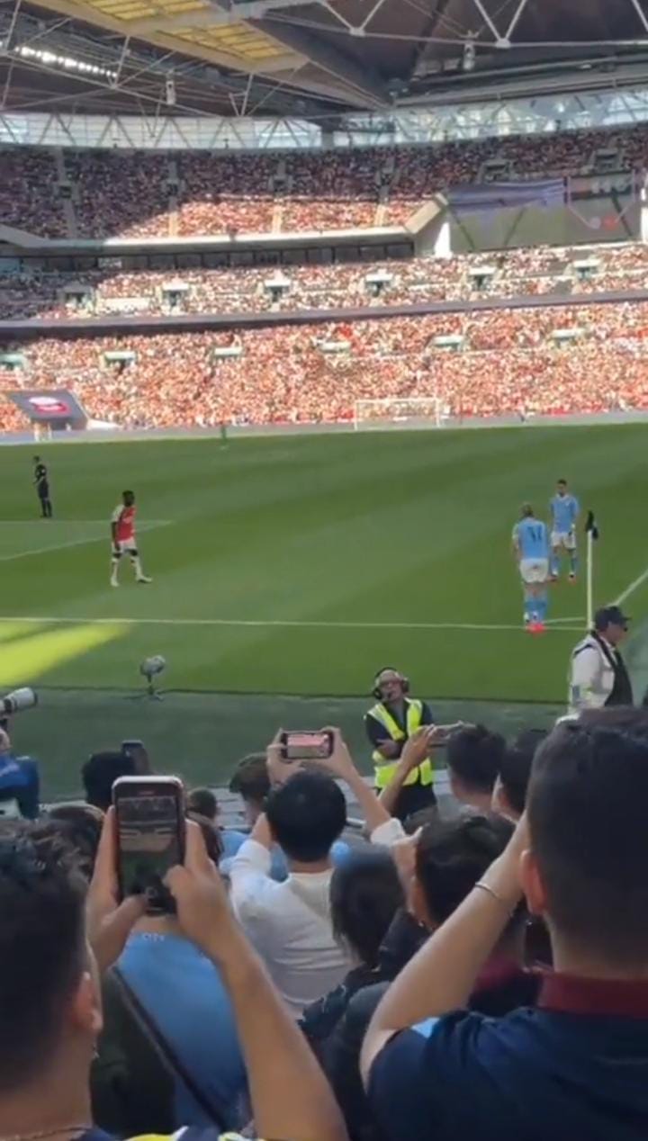 TORCEDOR DO FLAMENGO QUESTIONA CRAQUE DO MANCHESTER CITY NA FINAL DA SUPERCOPA INGLESA (COM VÍDEO)